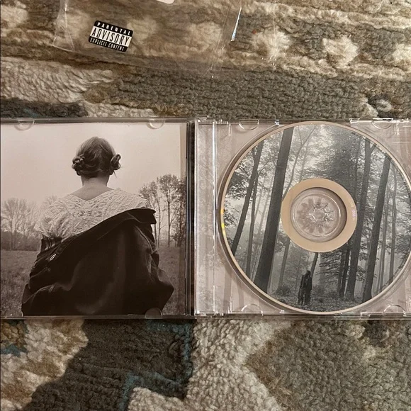 SOLD Taylor Swift Hand SIGNED Folklore cd - Picture 6 of 6